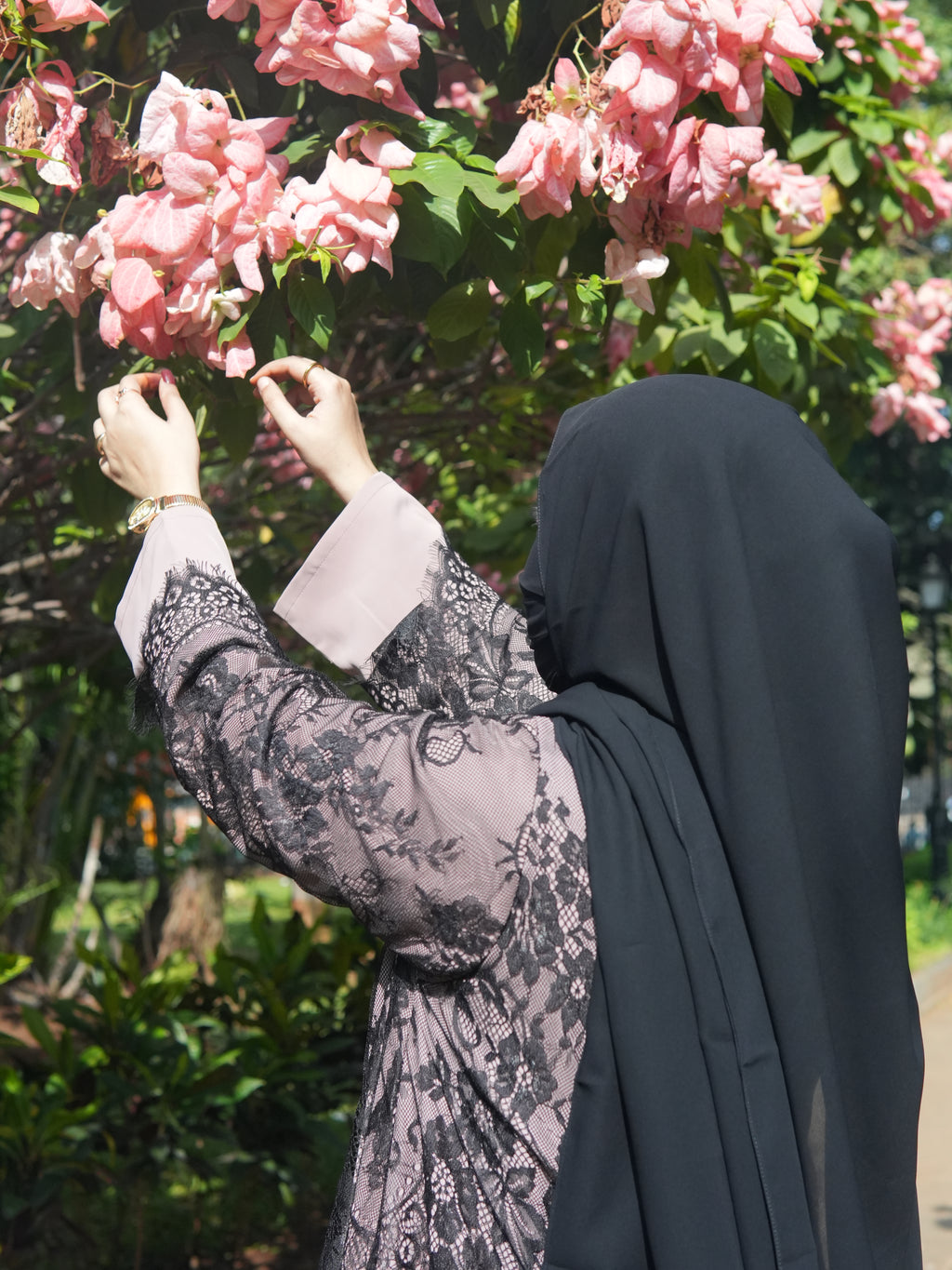 EMORA LACE ABAYA