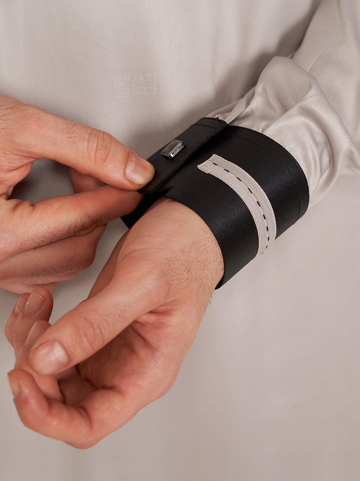 Aybars Thobe - Off White