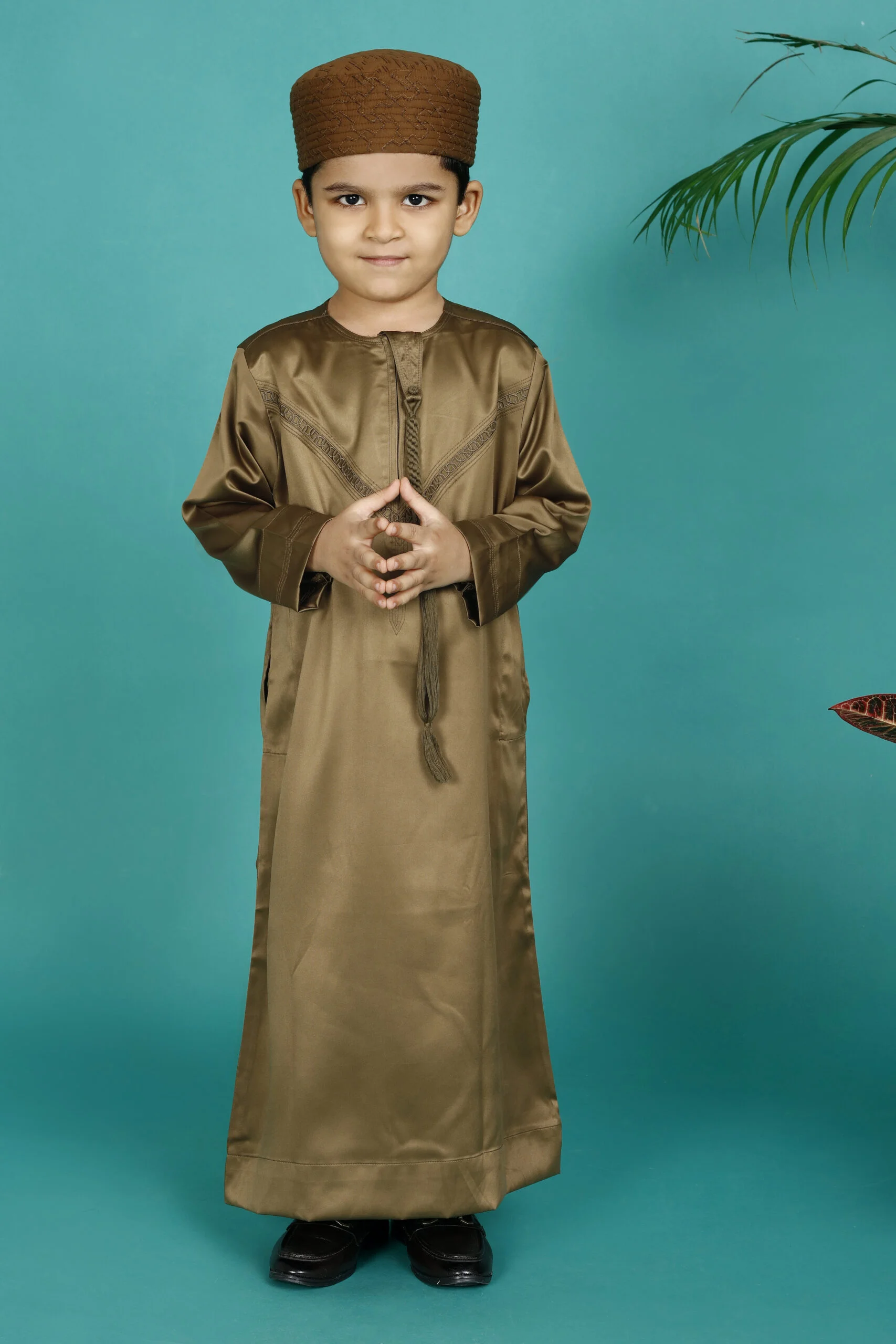 Golden Sands: Emarati Kids Thobe - Where Tradition Meets Playful Comfort