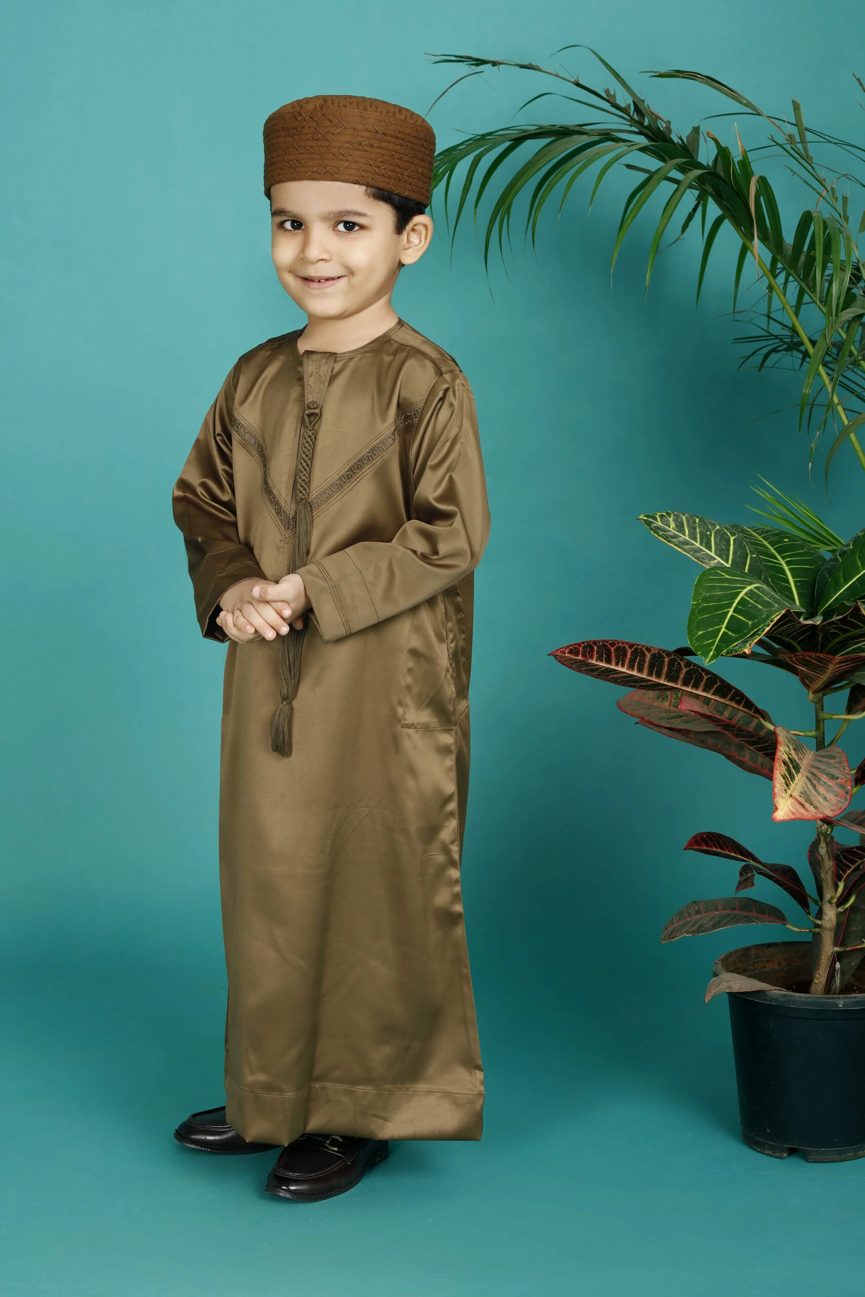 Golden Sands: Emarati Kids Thobe - Where Tradition Meets Playful Comfort